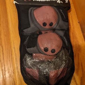 Bosoner Little girls 3-6 years pink sports protectors set in bag for skating NWT